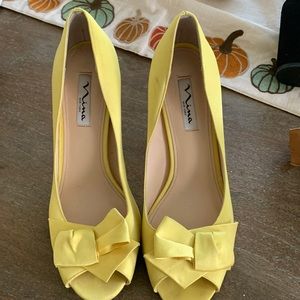 Nina of New York,  yellow 9.5